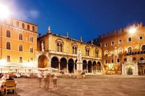 Piazza dei Signori Verona 300x199 NEL VERONESE, IN VIAGGIO TRA ARTE E GUSTO