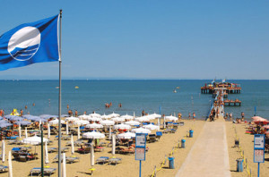 spiaggia Lignano Sabbiadoro 300x198 In Friuli Venezia Giulia, mare e divertimento per tutti