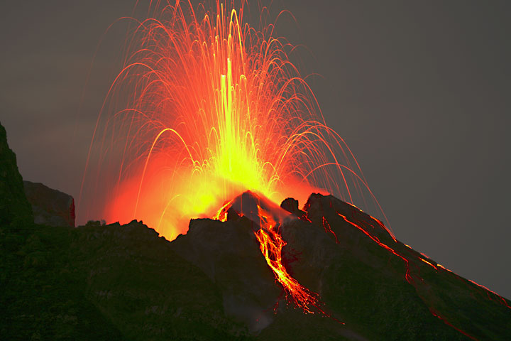 stromboli eruzione1 Stromboli, il vulcano che dà spettacolo